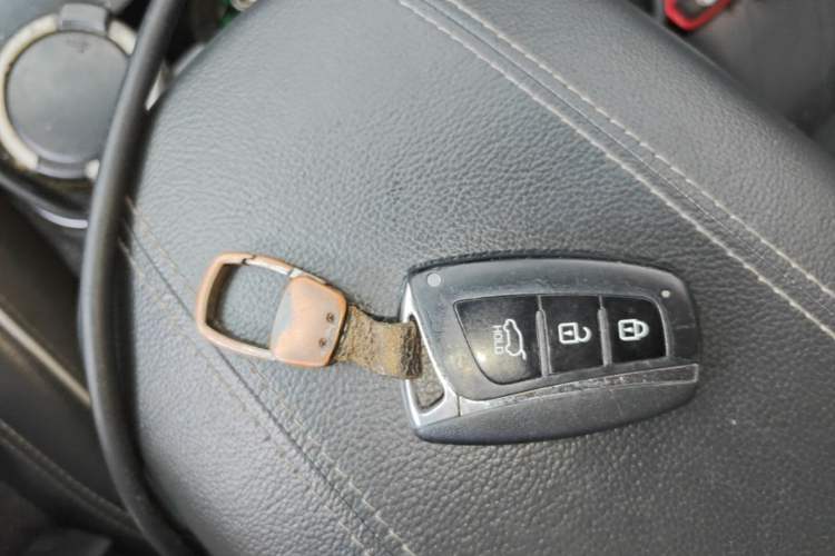 Used Hyundai Santa Fe 2017 2.0T Automatic Two-Wheel Drive Smart Version 7 Seats Vehicle Key