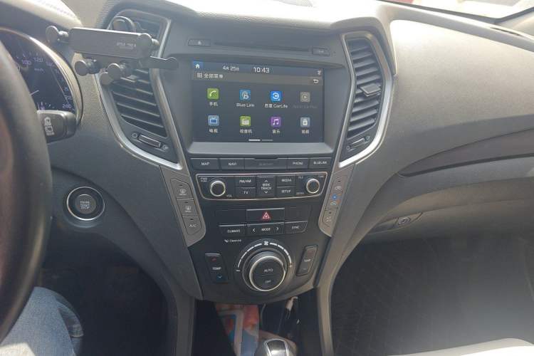 Used Hyundai Santa Fe 2017 2.0T Automatic All-Wheel Drive Smart 7-Seater Audio And AC Panel