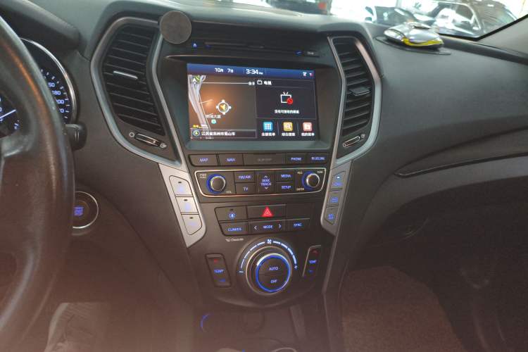 Used Hyundai Santa Fe 2017 2.0T Automatic Two-Wheel Drive Smart Version 7 Seats Audio And AC Panel