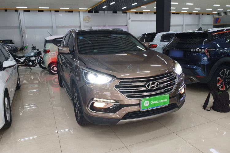Used Hyundai Santa Fe 2017 2.0T Automatic Two-Wheel Drive Smart Version 7 Seats Front Right 45 Deg