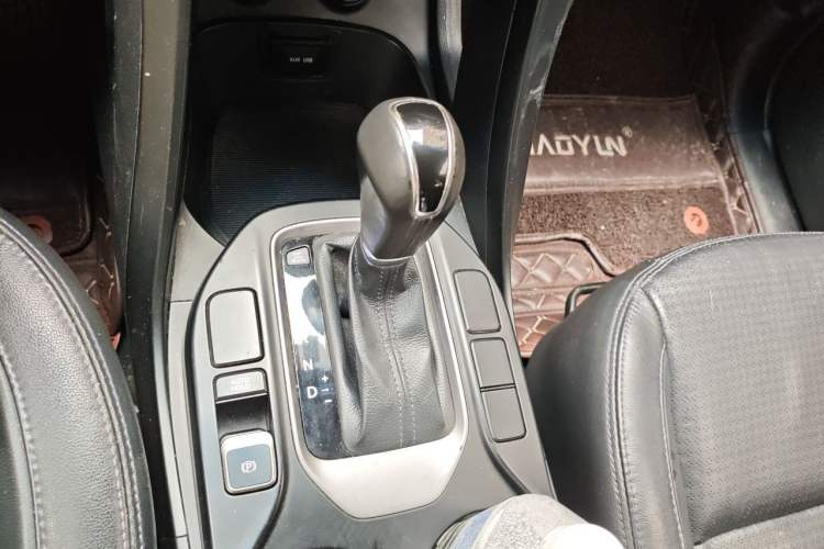 Used Hyundai Santa Fe 2017 2.4L Automatic Two-Wheel Drive Smart Version 5 Seats Gear Lever