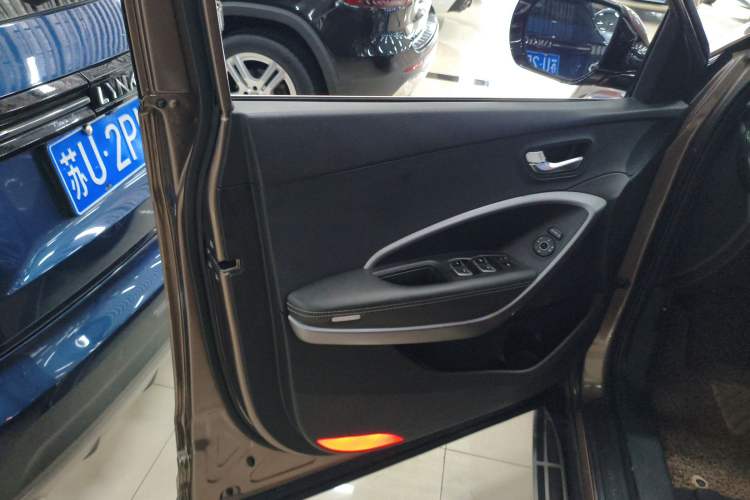 Used Hyundai Santa Fe 2017 2.0T Automatic Two-Wheel Drive Smart Version 7 Seats Left Front Door Interior