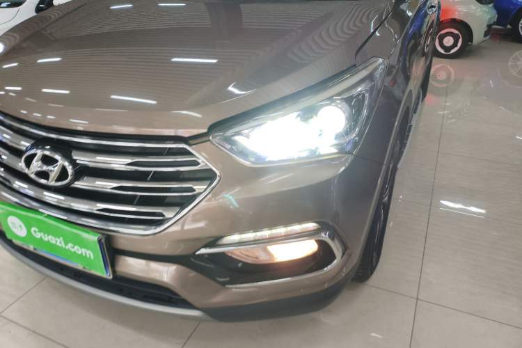 Used Hyundai Santa Fe 2017 2.0T Automatic Two-Wheel Drive Smart Version 7 Seats Left Front Headlight