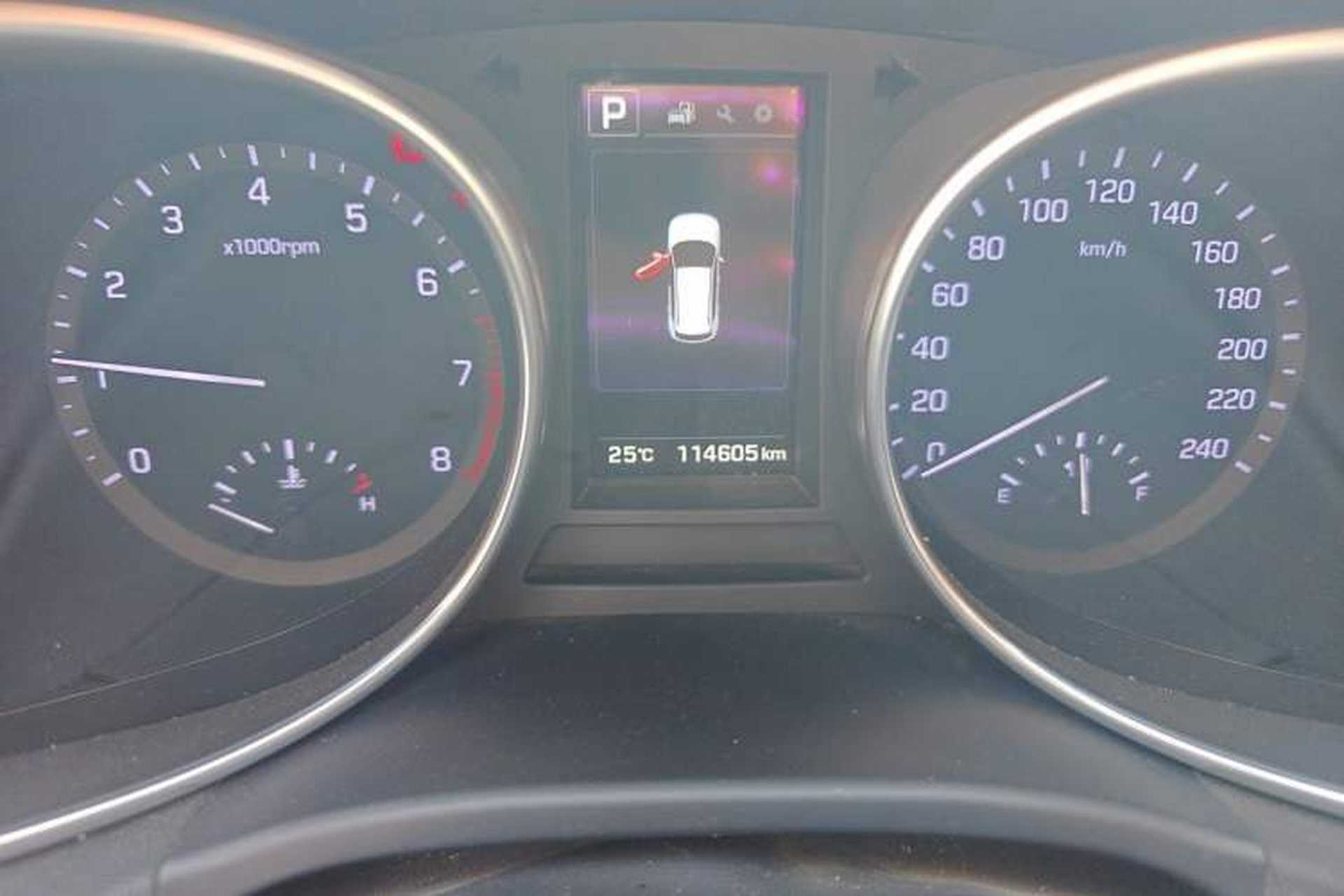 Used Hyundai Santa Fe 2017 2.0T Automatic All-Wheel Drive Smart 7-Seater Odometer Close Up