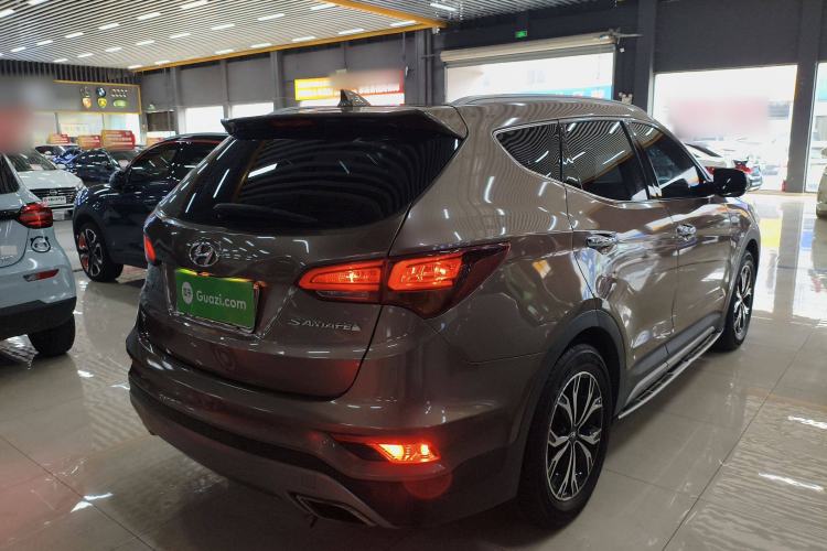 Used Hyundai Santa Fe 2017 2.0T Automatic Two-Wheel Drive Smart Version 7 Seats Rear Right 45 Deg