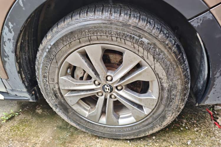 Used Hyundai Santa Fe 2017 2.4L Automatic Two-Wheel Drive Smart Version 5 Seats Right Front Wheel Hub