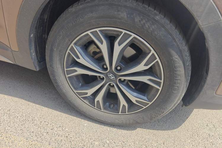 Used Hyundai Santa Fe 2017 2.0T Automatic All-Wheel Drive Smart 7-Seater Right Front Wheel Hub