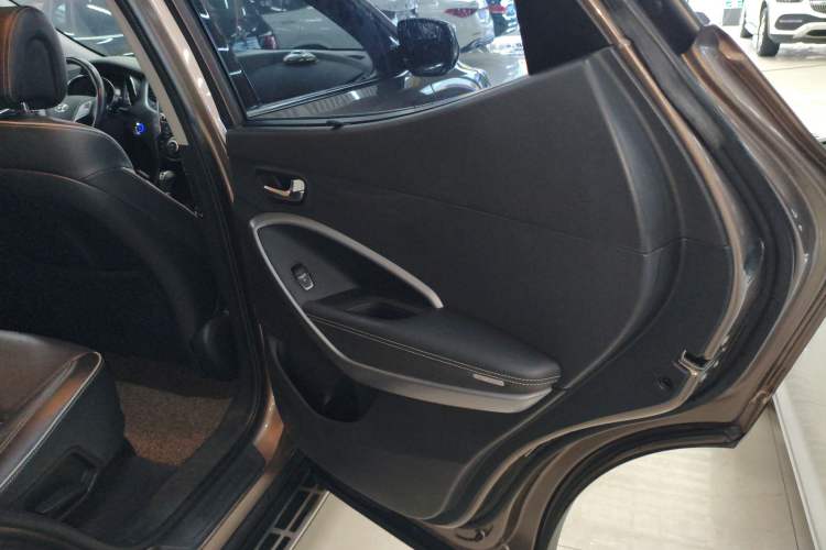 Used Hyundai Santa Fe 2017 2.0T Automatic Two-Wheel Drive Smart Version 7 Seats Right Rear Door Interior