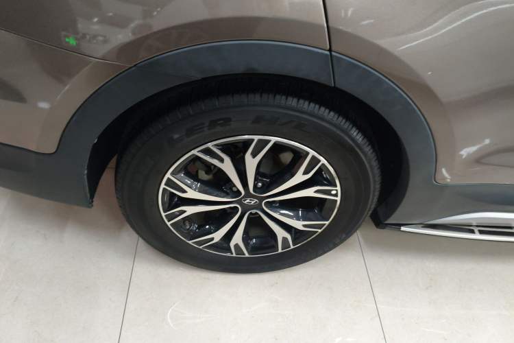Used Hyundai Santa Fe 2017 2.0T Automatic Two-Wheel Drive Smart Version 7 Seats Right Rear Wheel Hub