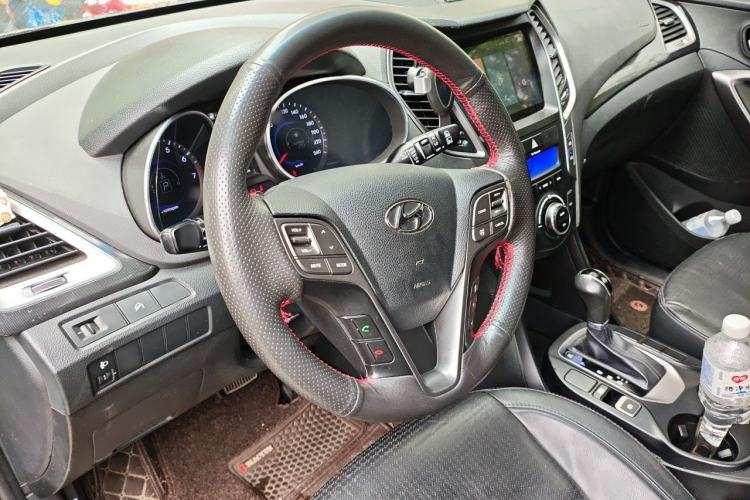 Used Hyundai Santa Fe 2017 2.4L Automatic Two-Wheel Drive Smart Version 5 Seats Steering Wheel