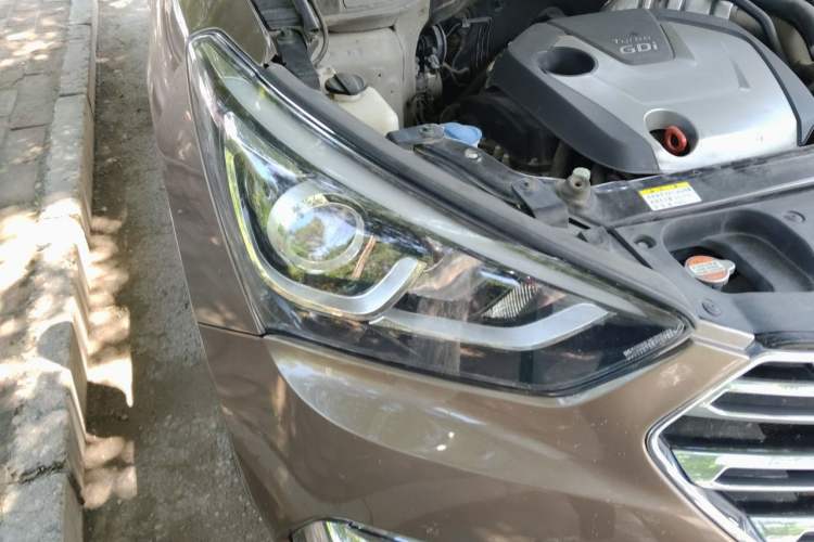 Used Hyundai Santa Fe 2017 2.0T Automatic All-Wheel Drive Smart 7-Seater Right Front Headlight