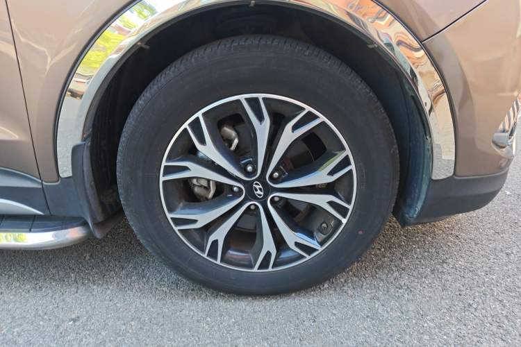 Used Hyundai Santa Fe 2017 2.0T Automatic All-Wheel Drive Smart 7-Seater Right Front Wheel Hub