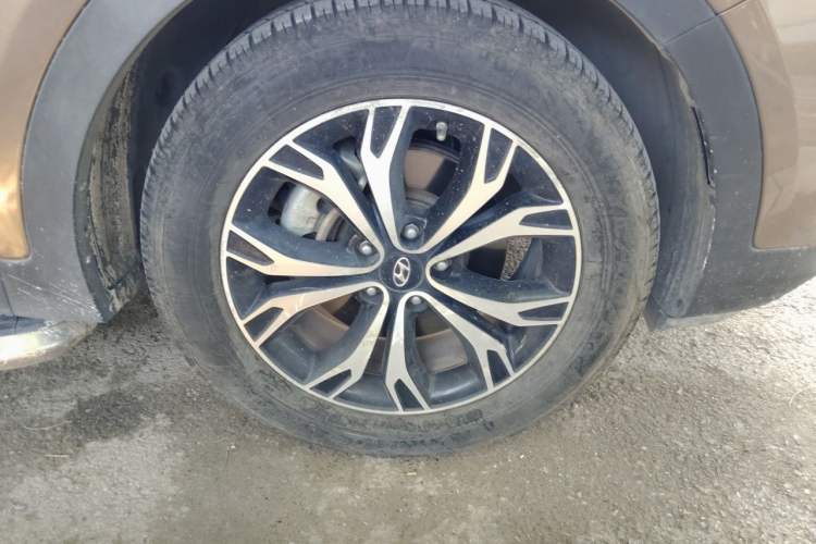 Used Hyundai Santa Fe 2017 2.0T Automatic All-Wheel Drive Smart 7-Seater Right Front Wheel Hub