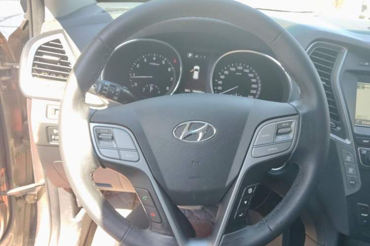 Used Hyundai Santa Fe 2017 2.0T Automatic All-Wheel Drive Smart 7-Seater Steering Wheel
