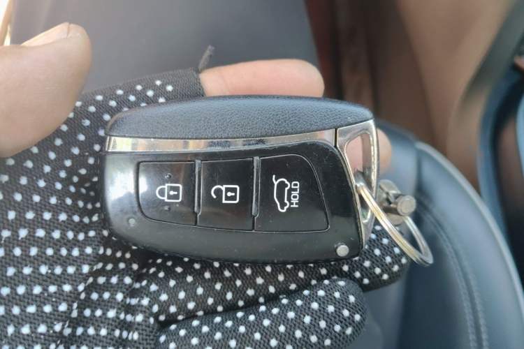 Used Hyundai Santa Fe 2017 2.0T Automatic All-Wheel Drive Smart 7-Seater Vehicle Key