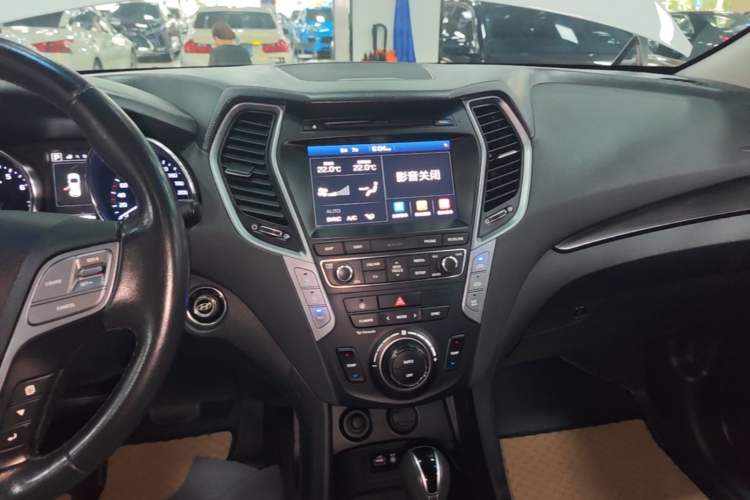 Used Hyundai Santa Fe 2017 2.0T Automatic Two-Wheel Drive Smart Version 7 Seats Audio And AC Panel