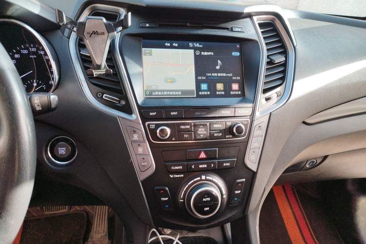Used Hyundai Santa Fe 2017 2.0T Automatic All-Wheel Drive Smart 7-Seater Audio And AC Panel