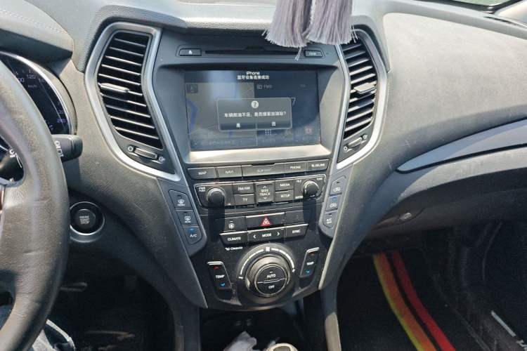 Used Hyundai Santa Fe 2017 2.0T Automatic Two-Wheel Drive Smart Version 7 Seats Audio And AC Panel