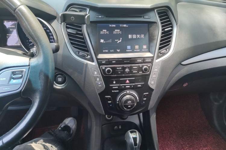 Used Hyundai Santa Fe 2017 2.0T Automatic Two-Wheel Drive Smart Version 7 Seats Audio And AC Panel