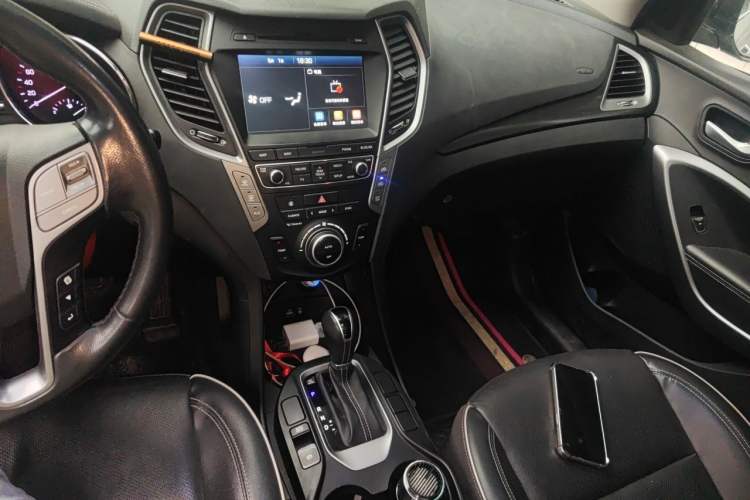 Used Hyundai Santa Fe 2017 2.0T Automatic Two-Wheel Drive Smart Version 7 Seats Audio And AC Panel