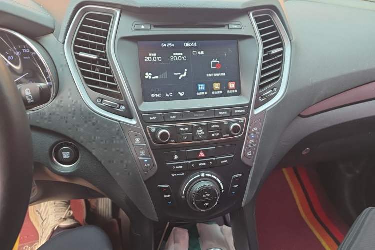 Used Hyundai Santa Fe 2017 2.0T Automatic Two-Wheel Drive Smart Version 7 Seats Audio And AC Panel