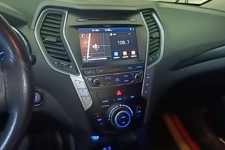 Used Hyundai Santa Fe 2017 2.0T Automatic All-Wheel Drive Smart 7-Seater Audio And AC Panel