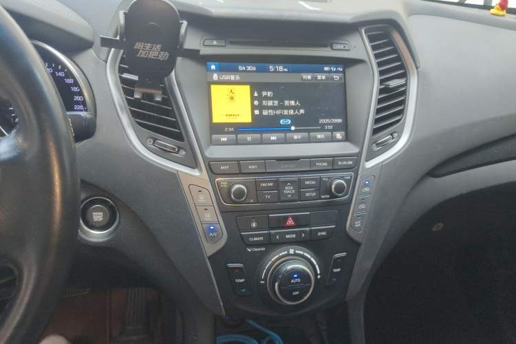 Used Hyundai Santa Fe 2017 2.0T Automatic Two-Wheel Drive Smart Version 7 Seats Audio And AC Panel