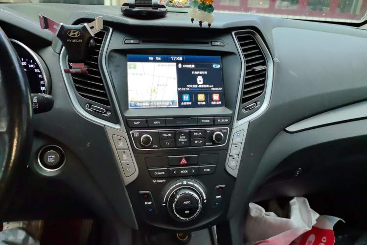 Used Hyundai Santa Fe 2017 2.0T Automatic All-Wheel Drive Smart 7-Seater Audio And AC Panel