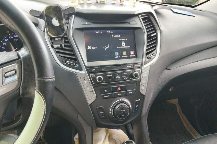 Used Hyundai Santa Fe 2017 2.0T Automatic Two-Wheel Drive Smart Version 7 Seats Audio And AC Panel