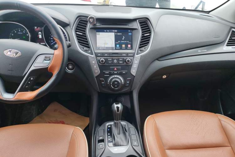 Used Hyundai Santa Fe 2017 2.0T Automatic All-Wheel Drive Smart 7-Seater Audio And AC Panel
