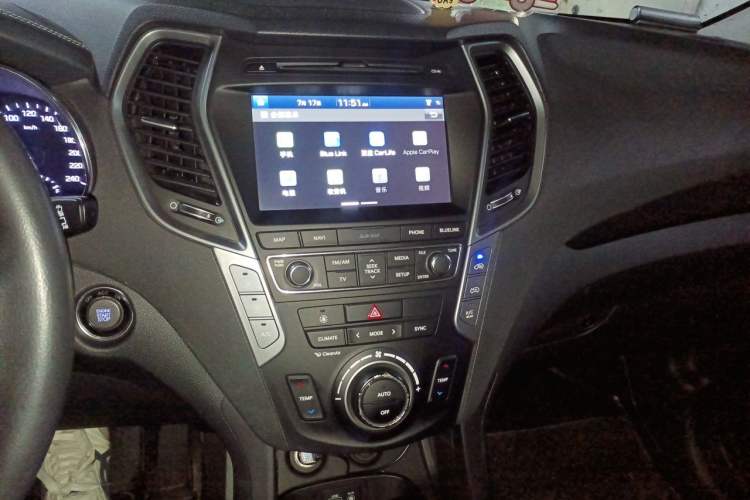 Used Hyundai Santa Fe 2017 2.0T Automatic Two-Wheel Drive Smart Version 7 Seats Audio And AC Panel