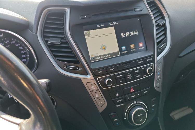 Used Hyundai Santa Fe 2017 2.0T Automatic Two-Wheel Drive Smart Version 7 Seats Audio And AC Panel