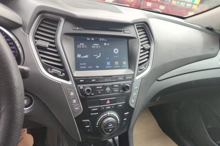 Used Hyundai Santa Fe 2017 2.0T Automatic All-Wheel Drive Smart 7-Seater Audio And AC Panel