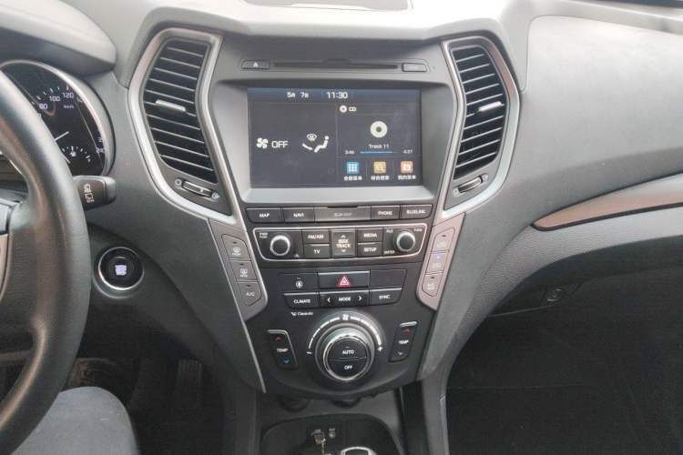 Used Hyundai Santa Fe 2017 2.0T Automatic Two-Wheel Drive Smart Version 7 Seats Audio And AC Panel