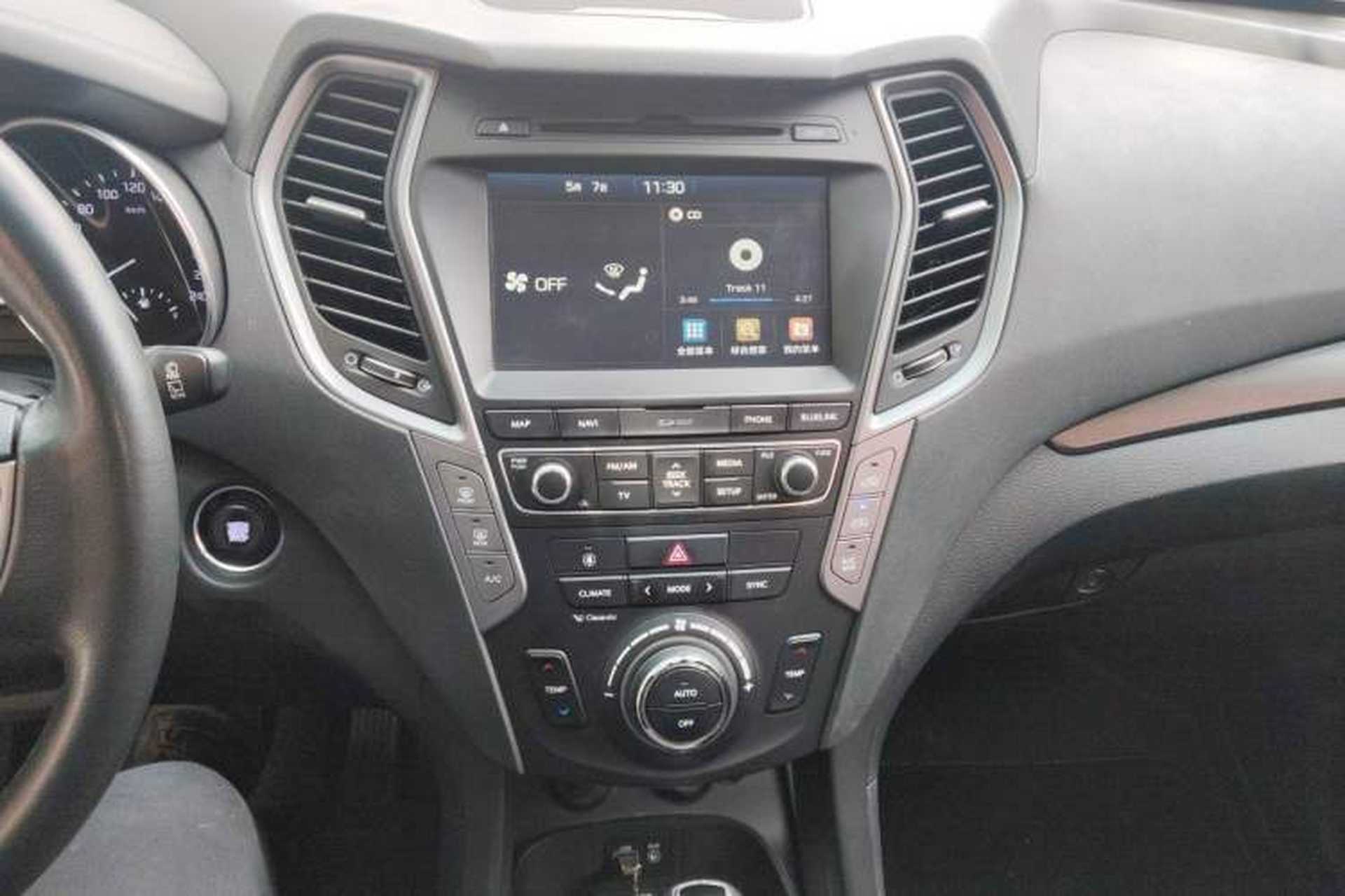 Used Hyundai Santa Fe 2017 2.0T Automatic Two-Wheel Drive Smart Version 7 Seats Audio And AC Panel
