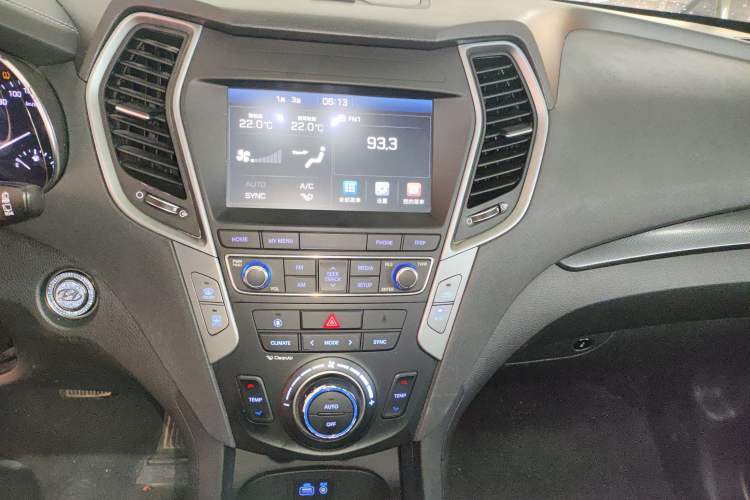 Used Hyundai Santa Fe 2017 2.4L Automatic Two-Wheel Drive Smart Version 5 Seats Audio And AC Panel