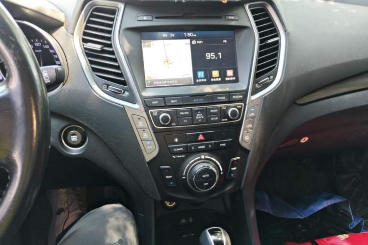 Used Hyundai Santa Fe 2017 2.0T Automatic Two-Wheel Drive Smart Version 7 Seats Audio And AC Panel