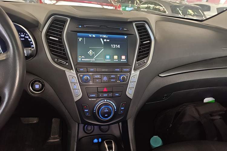 Used Hyundai Santa Fe 2017 2.0T Automatic All-Wheel Drive Smart 7-Seater Audio And AC Panel