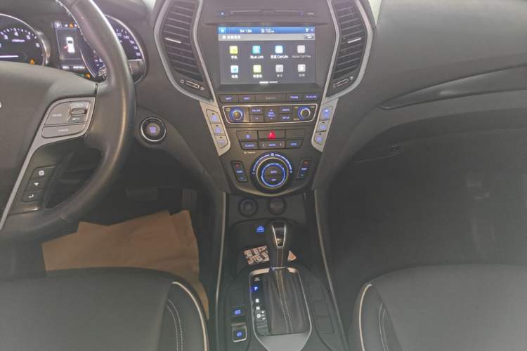 Used Hyundai Santa Fe 2017 2.0T Automatic Two-Wheel Drive Smart Version 7 Seats Audio And AC Panel