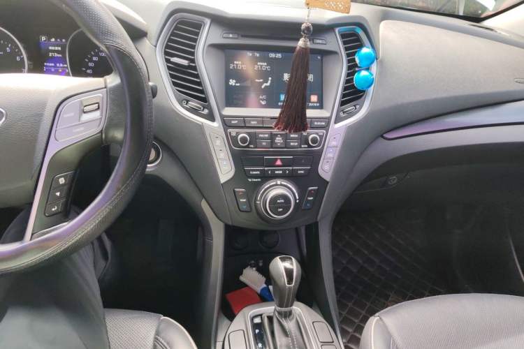 Used Hyundai Santa Fe 2017 2.0T Automatic All-Wheel Drive Smart 7-Seater Audio And AC Panel