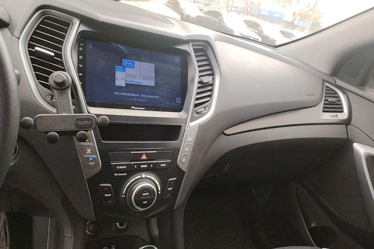 Used Hyundai Santa Fe 2017 2.0T Automatic All-Wheel Drive Smart 7-Seater Audio And AC Panel