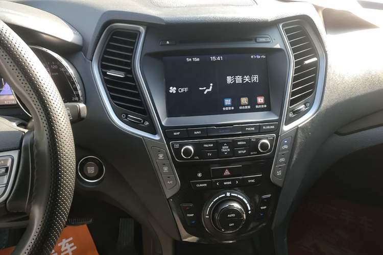 Used Hyundai Santa Fe 2017 2.0T Automatic Two-Wheel Drive Smart Version 7 Seats Audio And AC Panel