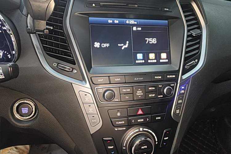 Used Hyundai Santa Fe 2017 2.0T Automatic Two-Wheel Drive Smart Version 7 Seats Audio And AC Panel