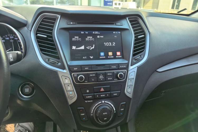 Used Hyundai Santa Fe 2017 2.0T Automatic Two-Wheel Drive Smart Version 7 Seats Audio And AC Panel