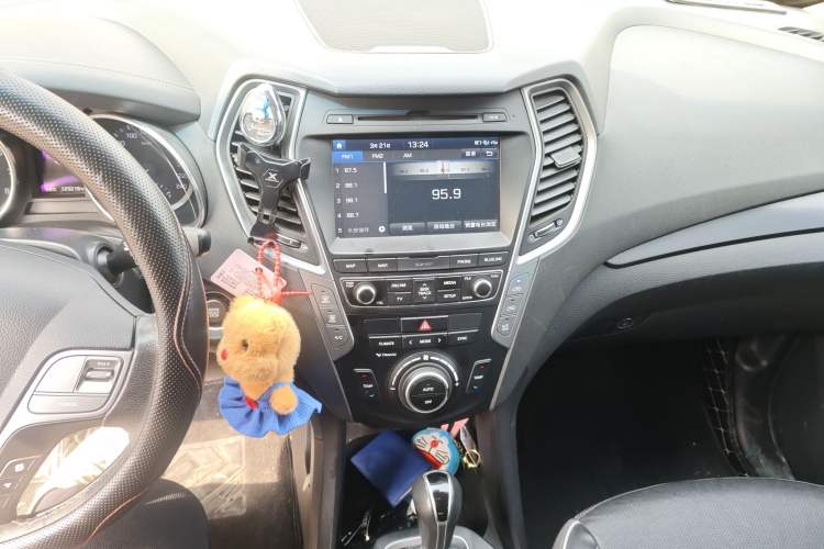 Used Hyundai Santa Fe 2017 2.0T Automatic All-Wheel Drive Smart 7-Seater Audio And AC Panel
