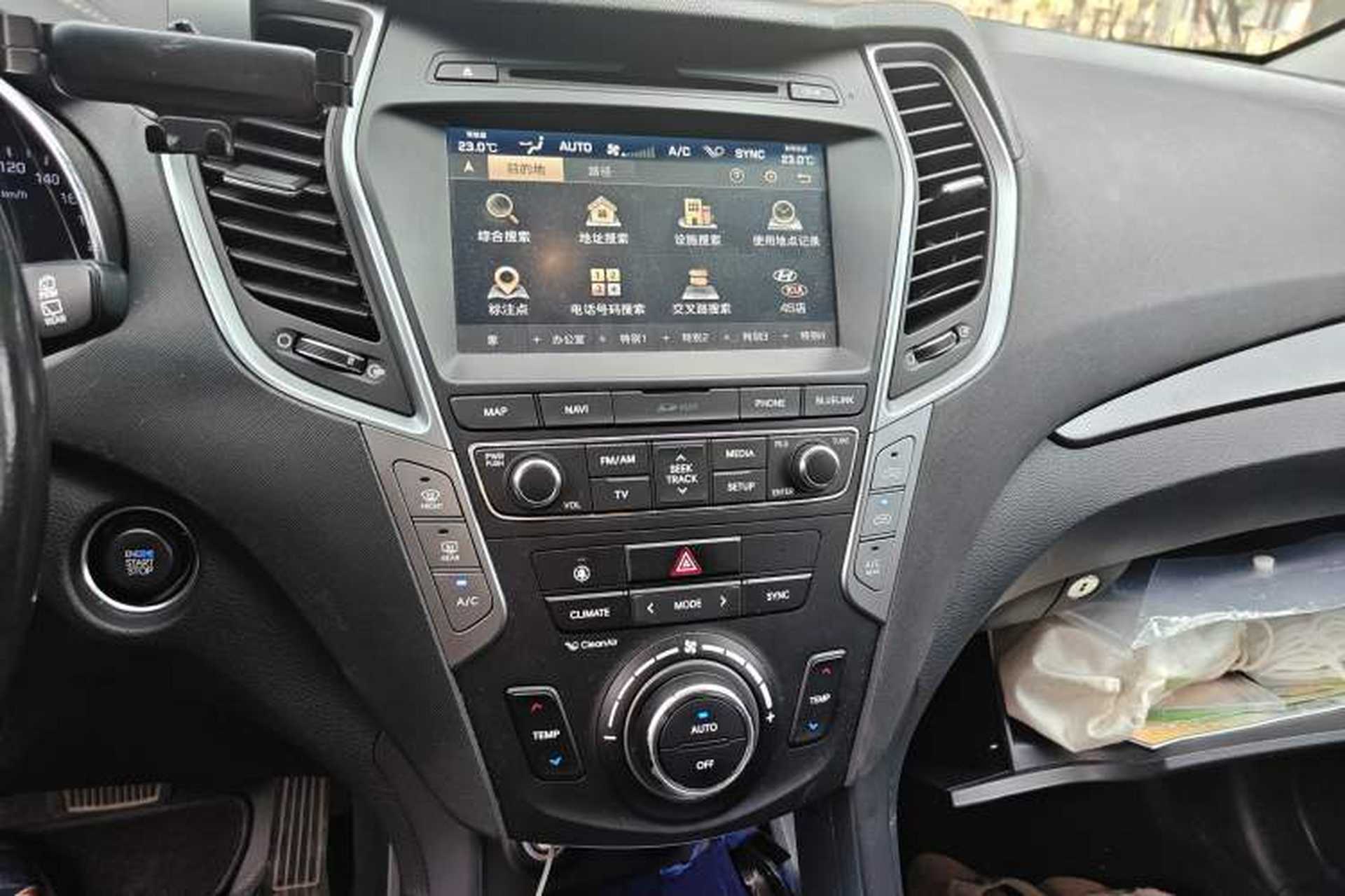 Used Hyundai Santa Fe 2017 2.0T Automatic Two-Wheel Drive Smart Version 7 Seats Audio And AC Panel