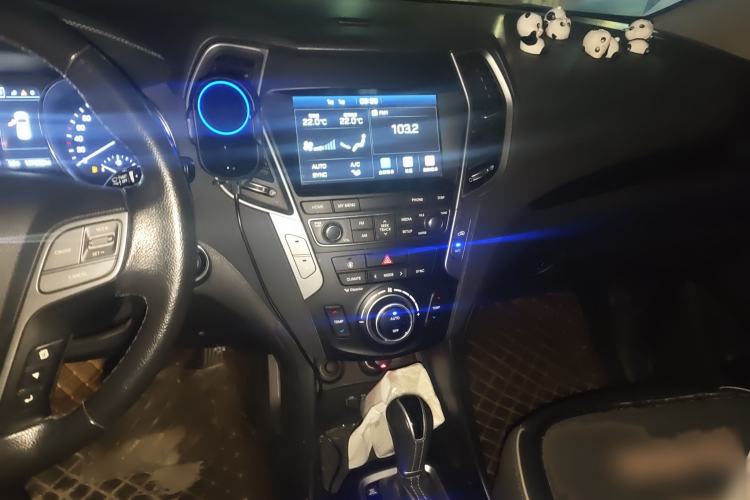 Used Hyundai Santa Fe 2017 2.4L Automatic Two-Wheel Drive Smart Version 5 Seats Audio And AC Panel