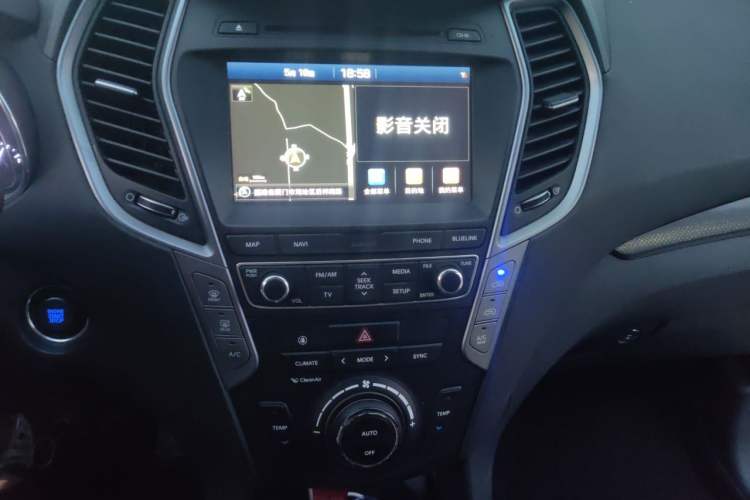 Used Hyundai Santa Fe 2017 2.0T Automatic Two-Wheel Drive Smart Version 7 Seats Audio And AC Panel