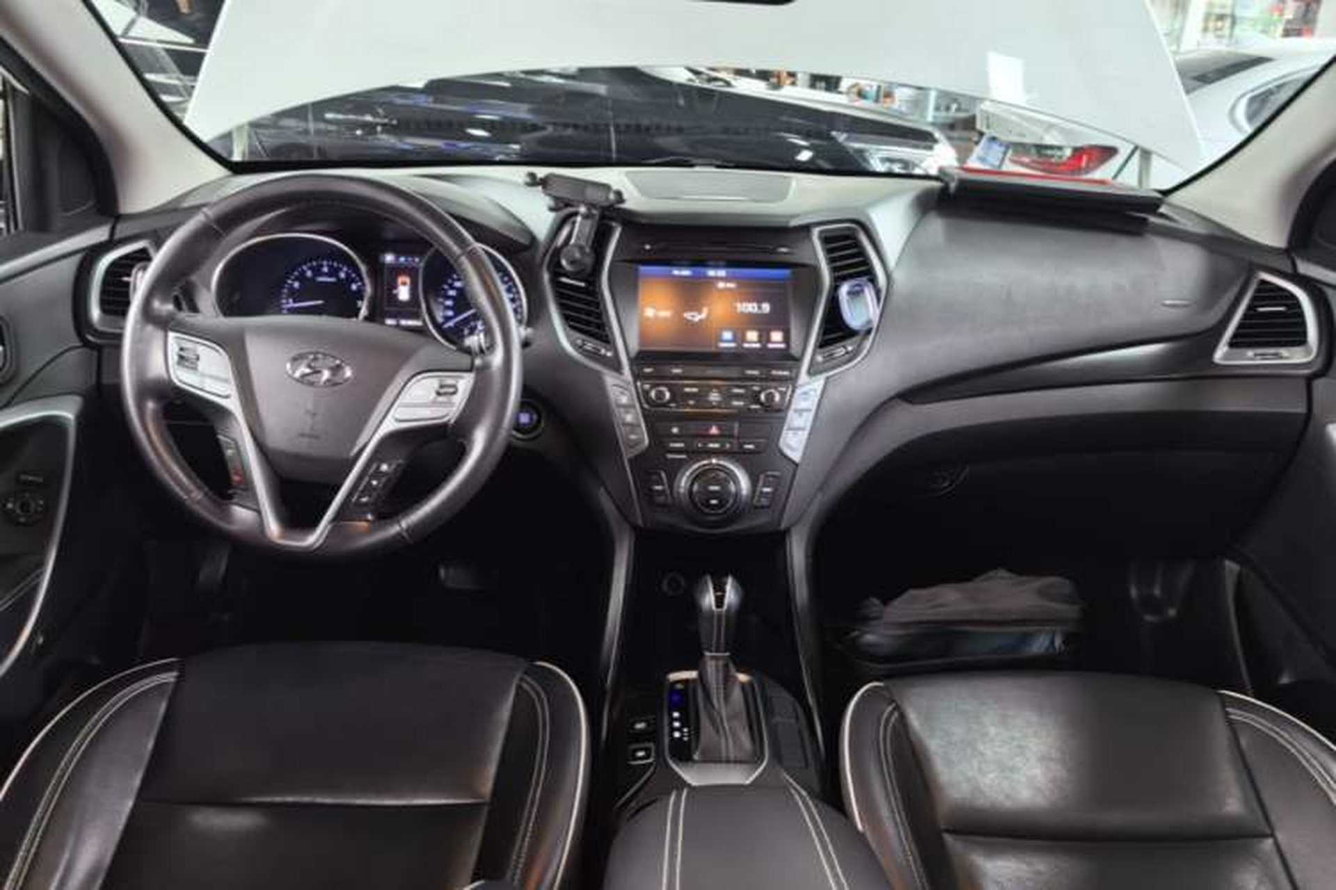 Used Hyundai Santa Fe 2017 2.0T Automatic Two-Wheel Drive Smart Version 7 Seats Center Console