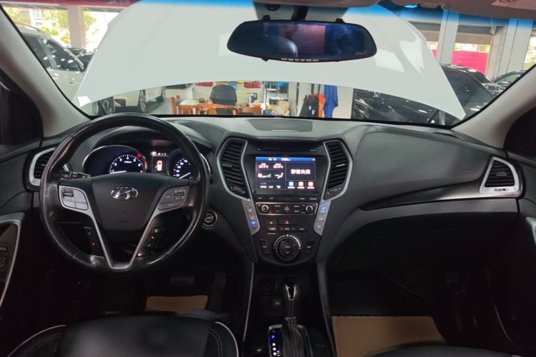 Used Hyundai Santa Fe 2017 2.0T Automatic Two-Wheel Drive Smart Version 7 Seats Center Console